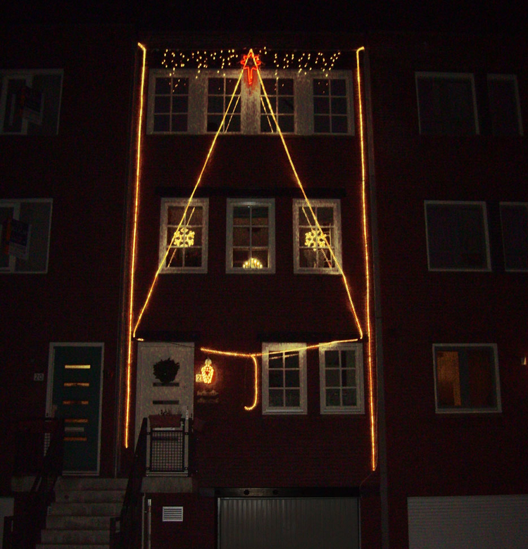  Dom H. van der Laanstraat, het hele huis vol kerstlichtjes.<br />Foto: Megan, 13 december 2007 