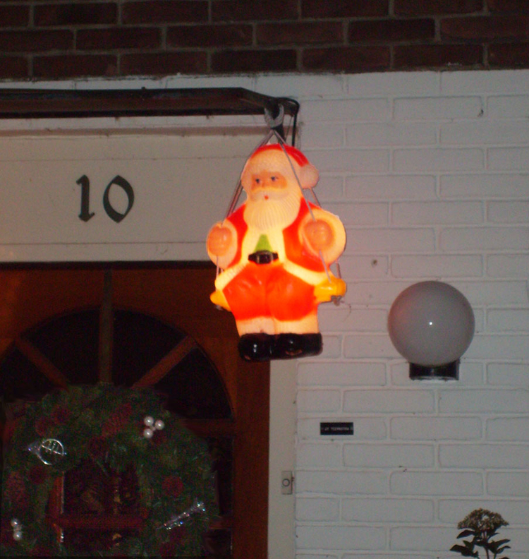  W. van Hembijzestraat, kerstmannetje bungelt boven de deur.<br />Foto: Megan, 17 december 2007 