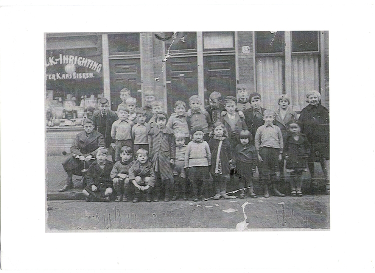 buurtkinderen j.m. kemperstraatnaam van de afbeelding op driewieler Piet Postma voor melkzaak 