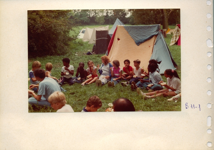 Kinderen op het Geuzeneiland eten een patatje Geuzeneiland, ergens halverwege de jaren tachtig. Tijdens het zomerkamp eten de kinderen een patatje. 