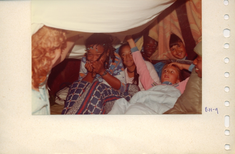 Kinderen in tent op het Geuzeneiland Kinderen in de tent, net voor het slapen gaan. Zomerkamp Geuzeneiland, jaren tachtig. Net voor het slapen gaan, in de tent op het Geuzenveld. Jaren tachtig. 