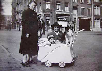 Gerard en de kinderwagen op de hoek van de Potgieterstraat en de Da Costakade Foto:  collectie Gerard Muller 