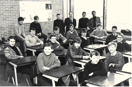 Klas M2e in het schooljaar 1967/68 met op de achtergrond de heer Ockhuizen (muziekleraar) en ik helemaal rechts. Foto: collectie Okko Steensma, 1967/68 