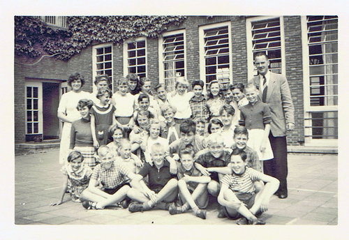  Klassefoto 1954-1955, rechts de heer Tuyn - Uit het herinneringsboek beschikbaar gesteld door Cor Bolman 