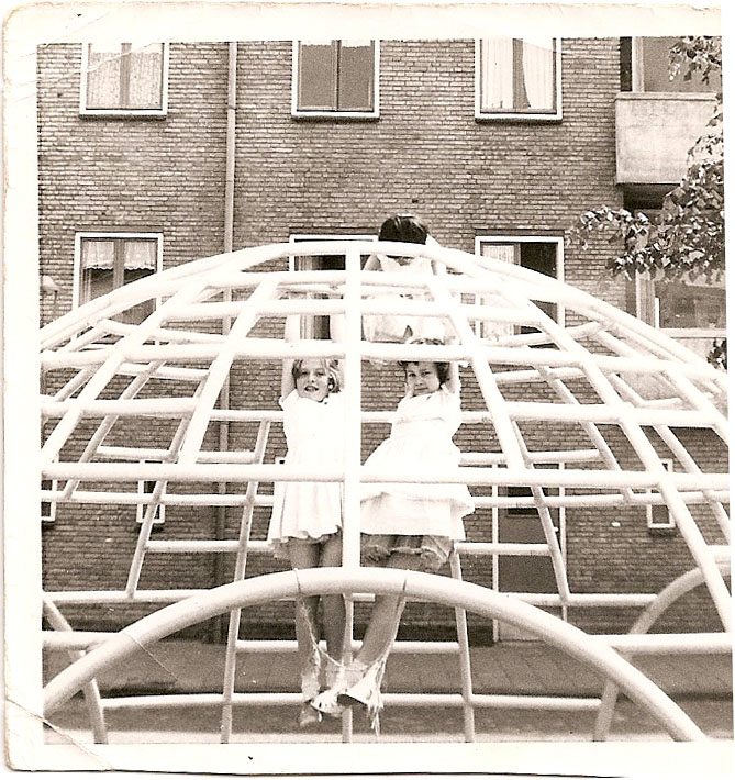 Heerlijk spelen op het ouderwetse klimrek op de hoek van de Kenau Simons Hasselaarstraat en de Jeltje Eelsmastraat Foto: 1965, Yvonne van Dam 
