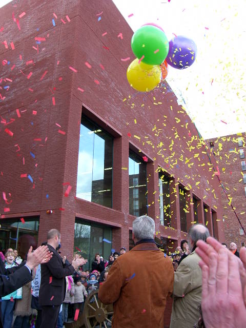 Opening 't Koggeschip (1) Het feestelijke, kleurrijke moment (foto: Shirley Brandeis, 1 maart 2006) 