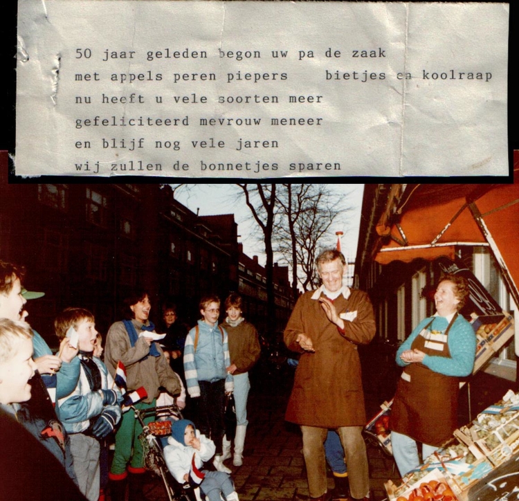  Het buurtkoor zingt het feestpaar toe met een speciaal geschreven lied. Foto: collectie familie Schouten, 1985 
