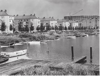 Hieronder de onfortuinlijke kraan in betere tijden (1964), gezien vanaf de jachthaven van de Sloterplas Foto: Beeldbank van het Stadsarchief van de gemeente Amsterdam 