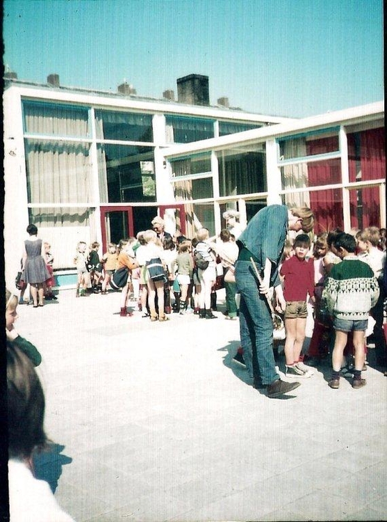 Prof. Dr. H. Kraemerschool (speelkwartier) Foto: collectie Hilbert Steensma, 1970 