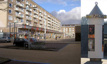   <p>Lambert Zijlplein, winkelgalerij - De auto's komen niet verder dan aan de zijkant van het plein. Met als  inzet de nieuwe reclamezuil.<br />
Foto: januari 2008, Jan van Zijp, inzetfoto: Annick van Ommeren-Marquer</p>
