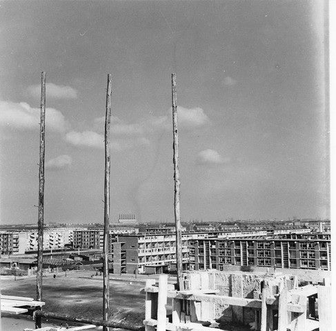 Zicht vanaf Lambertus Zijlpleinflat in aanbouw Mooi uitzicht vanaf de Lambertus Zijlplein flat in aanbouw (1957/58) Er is nog geen rolschaatsbaan zichtbaar en van een dijklichaam is nog geen sprake. 