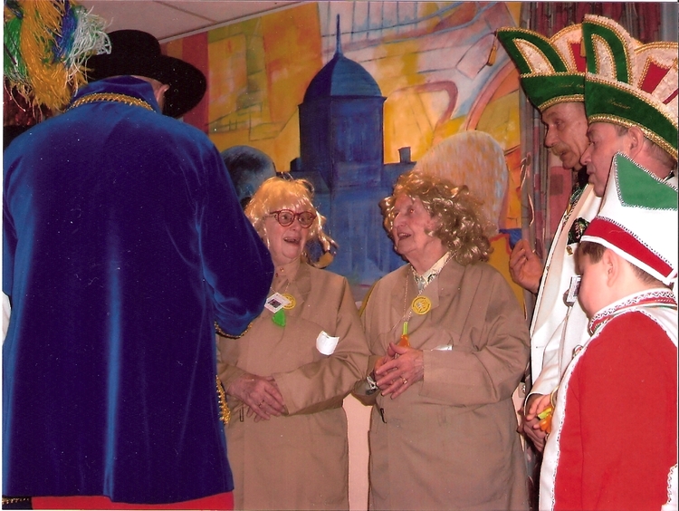 Lelle en Belle ontvangen hun orde van Prins Haring. Foto: februari 2008 