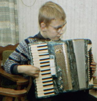 Okko Steensma spelend op zijn Marinucci 80 bas halverwege jaren 60 wie, wat, wanneer, waar Foto: collectie Okko Steensma 