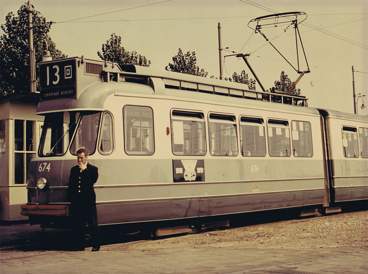 Hendrik Staphorsius voor de tram op het eindpunt bij het Sloterplasbad. Foto: collectie Hans Staphorsius, omstreeks 1971 