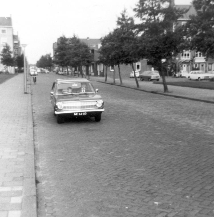  Gerard bij zijn vader in de auto in de Lodewijk van Deysselstraat.<br />Foto: eind jaren 60, collectie Gerard van Elven. 