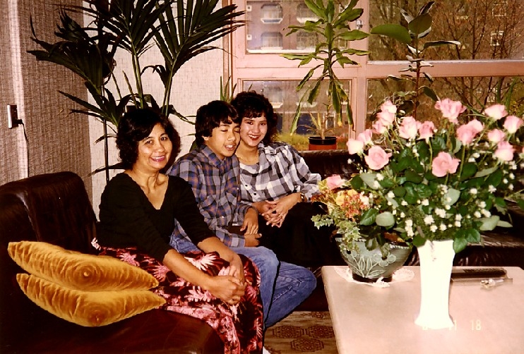 Van Cauter 3 Loes, Joyce en Kenneth in de flat Meer en Vaart<br />Foto: 1982; collectie: familie Van Cauter 