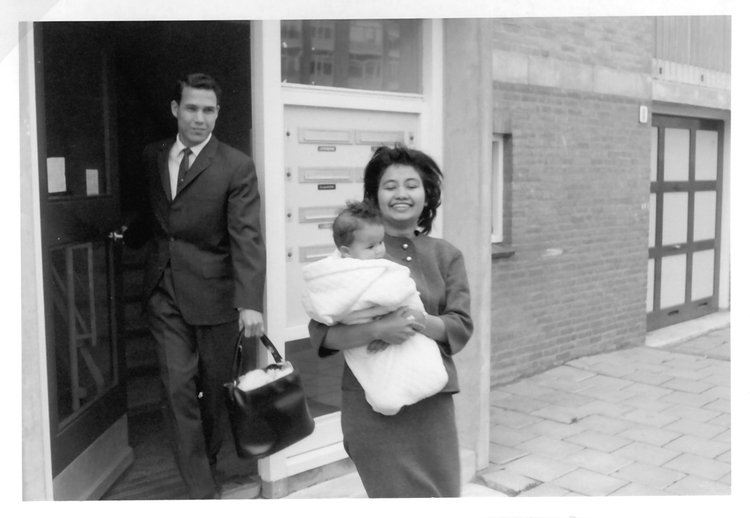 Van Cauter 1 Loes, Nico en Joyce van Cauter voor de ingang van hun flat aan het Borrendammerhof.<br />Foto: 1965; collectie: familie Van Cauter 