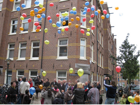 100 ballonnen gaan de lucht in Foto: Jan Wiebenga, 2 oktober 2009 