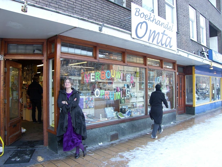 Marike Omta voor haar winkel wie, wat, wanneer, waar Foto: Shirley Brandeis, januari 2010 