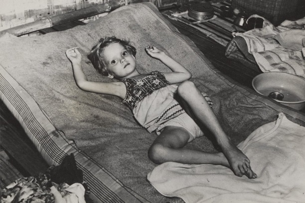 Meisje tijdens de hongerwinter, 1945 Bron: Anefo; auteureschtshebbende: Nationaal Archief  