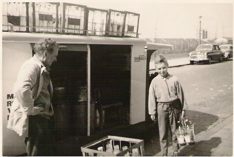 Melkman Bertus Mobron en zijn zoon Frank aan het werk in de melkwijk Foto: 1959/1960; collectie: Frank Mobron 