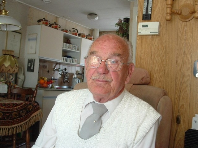 Meneer Kneulman Meneer Kneulman (81). Eduard Vetermanstraat , Geuzenveld Slotermeer. Mei 2004 