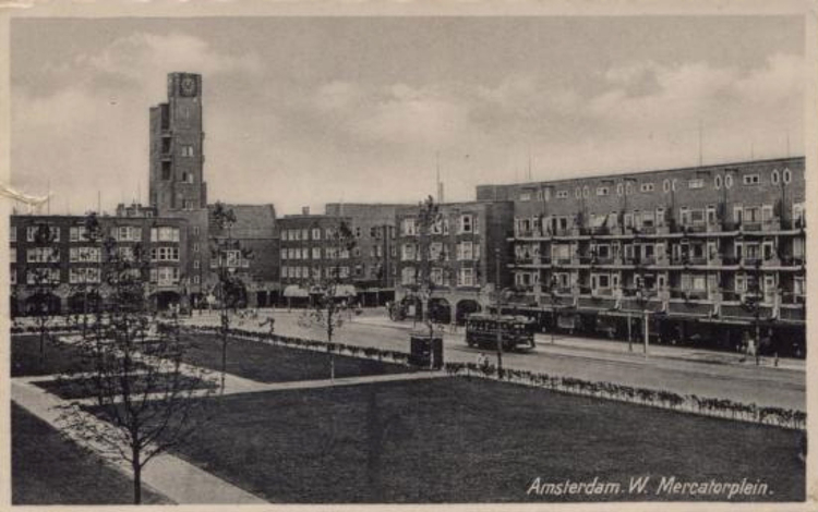 Mercatorplein, Amsterdam West, circa 1927, gezien in noordoostelijke richting, met tram van lijn 7. In het midden de Jan Evertsenstraat. Deze foto is waarschijnlijk vanuit de zuidwestelijke toren gemaakt Ansichtkaart: collectie Jan Wiebanga Briefkaart van Jan Wiebenga 