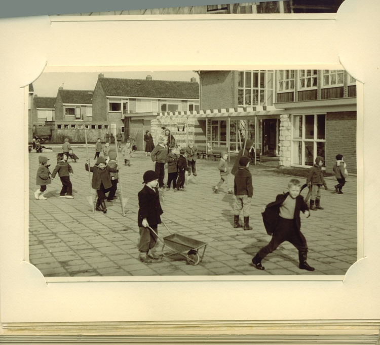 Rie de Bruin - Schoolplein Kinderen op het schoolplein van het Waterhoentje op de Harrie Koningsbergenstraat in Slotermeer, eind jaren vijftig. 
