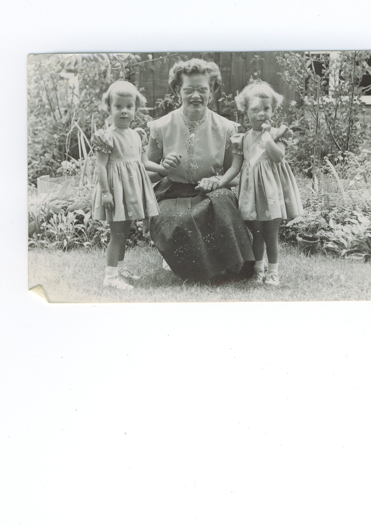 De tweeling van Familie de Haan De tweeling van Familie de Haan. Geuzenveld, jaren vijftig. Mevrouw de Haan met haar tweeling. Geuzenveld, jaren vijftig. 