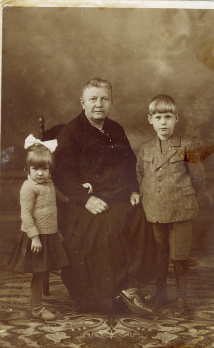 Mevrouw Dekker - foto met haar oma als kind wie, wat, wanneer, waar Jeanne Dekker in 1933 als meisje van drie met haar oudere broer en Hongaarse grootmoeder. 