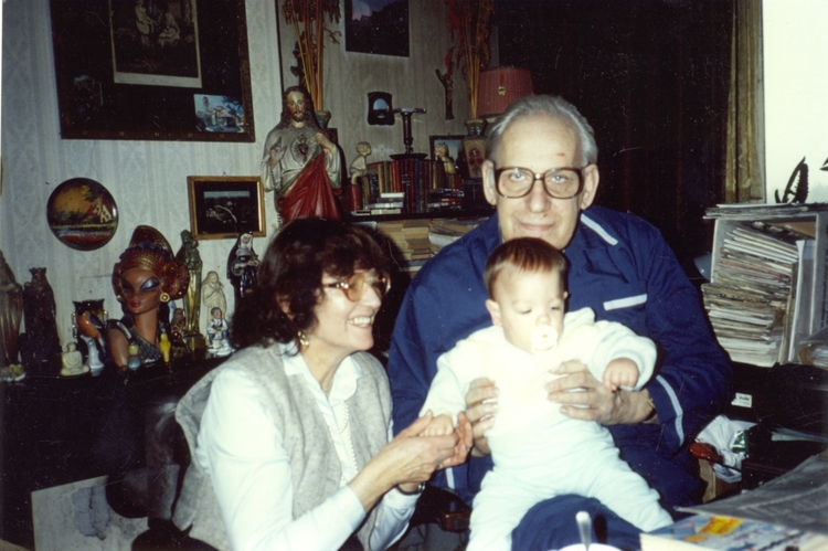 Mevrouw de Last III Mevrouw en meneer Last met kleinkind, Geuzenveld 1986. Op de achtergrond wat beeldjes uit de collectie van Theun en Margaretha. 