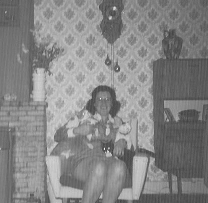 Mevrouw Hein in 1974 met 3 poezen Foto: collectie mevrouw Hein 