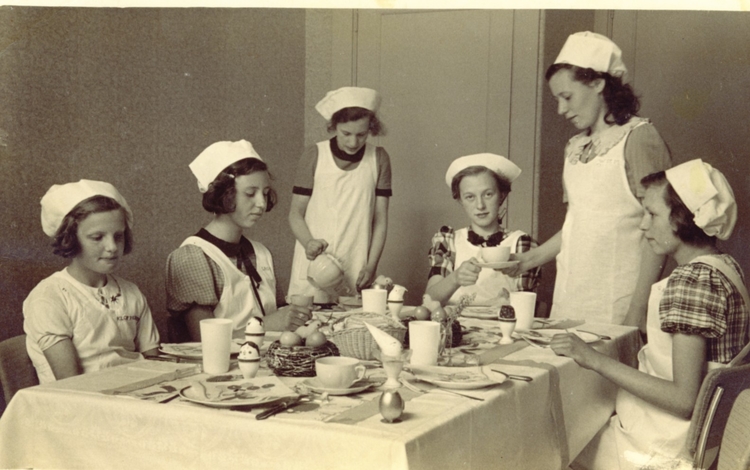 Mevrouw Last I Mevrouw Last (uiterst rechts) als vijftienjarig meisje op huishoudschool, ergens in 1939. 