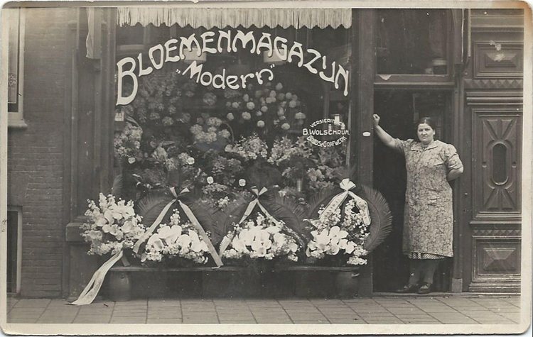 Oma Wolschrijn voor haar winkel aan de Spaarndammerstraat 115 Foto: collectie Jolande Thomas (kleindochter) 