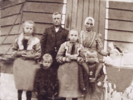 Molenaarsgezin Molenaar Warnard Griffioen met zijn echtgenote maria van der Panne en de kinderen<br />(collectie: S. Stammis) 