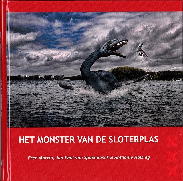 Boekomslag 'Het monster van de Sloterplas' Bron: copyright Stichting De Driehoek, 2015; afbeelding op het omslag: copyright Tim Awui, 2015. 