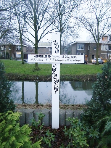  Herdenkingskruis voor ‘Pa’ Verkuijl en anderen, aan de  Haarlemmerweg - Foto: Pim Ligtvoet, januari 2012 