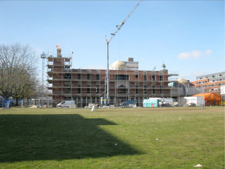 De bouw van de moskee vordert - ondanks de kou - gestaag wie, wat, wanneer, waar Foto: Jan Wiebenga, maart 2010 