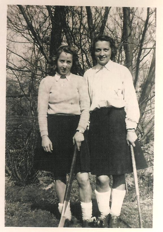 De jonge mevrouw Appelboom Links mevrouw Appelboom in haar jonge jaren: ze stond haar mannetje met hockey. 