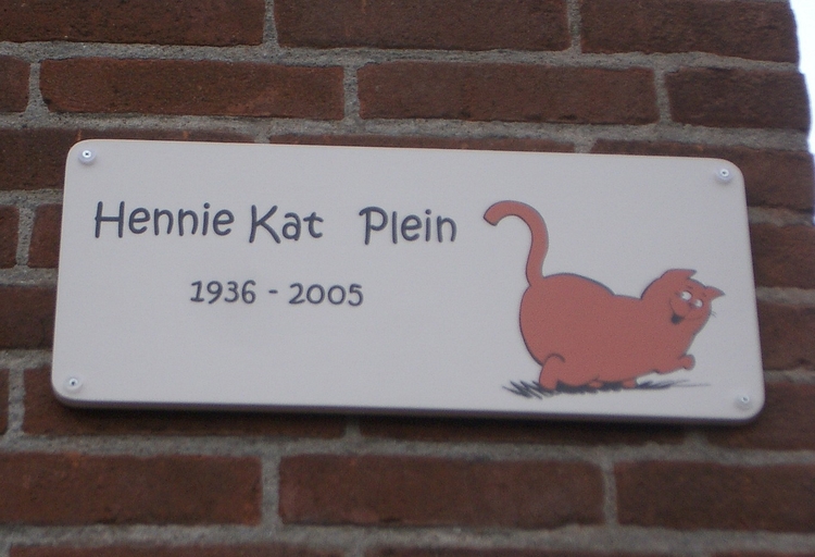 Naambord Hennie Katplein Aan de muur van de "Slootermeerschool" 