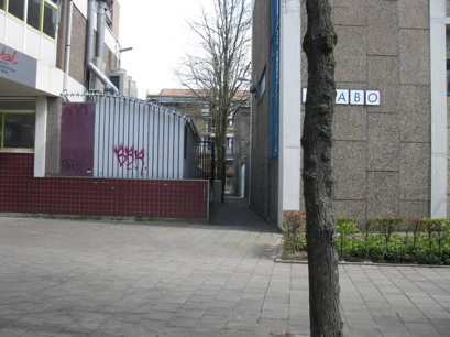 Een steeg in Slotervaart (Nieuw-West) vanaf de Jan Tooropstraat met links de Atal en rechts de Ipabo. Deze steeg heeft geen naam. Foto: Jan Wiebenga, 27 april 2013 