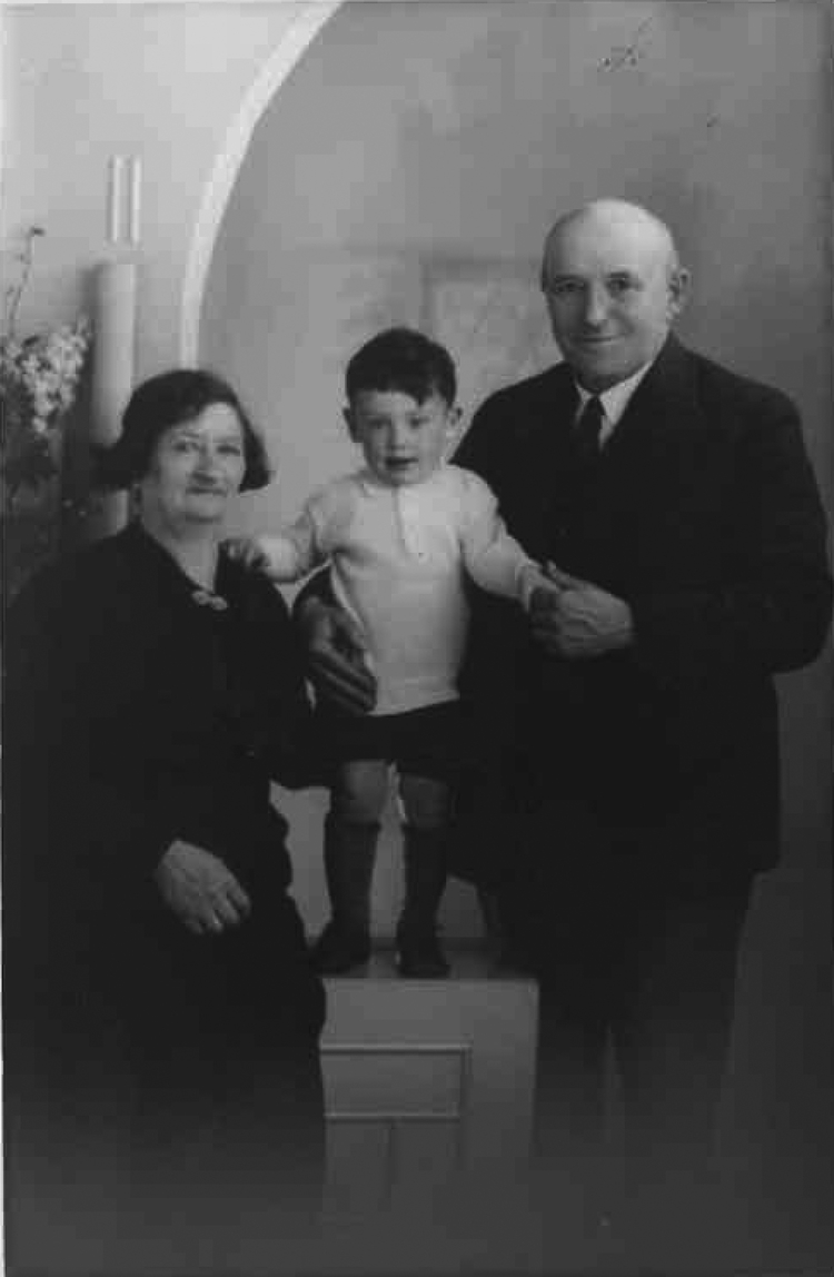 Betje en Toon Fontijn met hun eerste kleinzoon Tonnie wie, wat, wanneer, waar Foto: collectie Fred Fontijn 