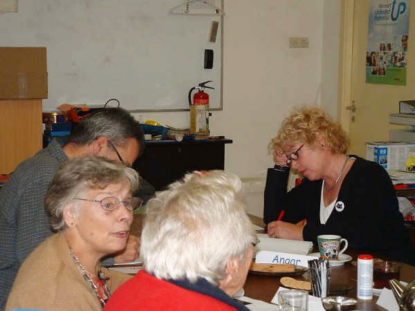 Schrijven en er over praten Van rechts naar links: Angar, Nell, Hedda en jan.<br />Foto: Will Fleur, 12 oktober 2007 