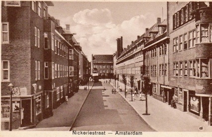 De Nickeriestraat, gelegen in de West Indische buurt in stadsdeel West, de kaart is een uitgave van G.v.Paddenburg te Amsterdam, ongedateerd, maar geschat in 1950 Ansichtkaart: collectie Jan Wiebenga 