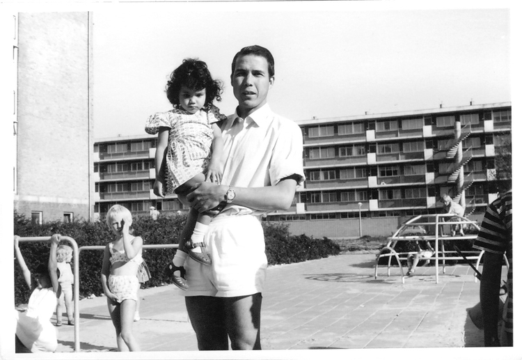 Van Cauter 2 Nico van Cauter en zijn dochter Joyce op de speelplaats tussen de flats.<br />Foto: 1965; collectie: familie Van Cauter 
