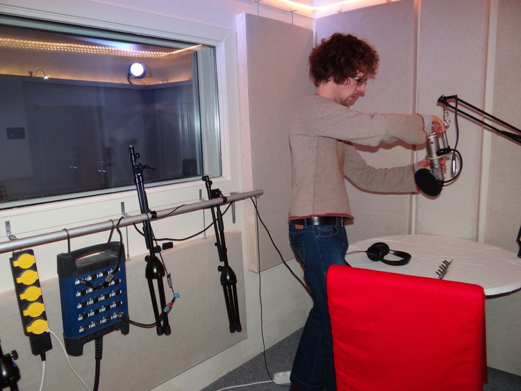 Niek bezig met een van de vele microfoons Foto: Annick van Ommeren-Marquer, november 2012 