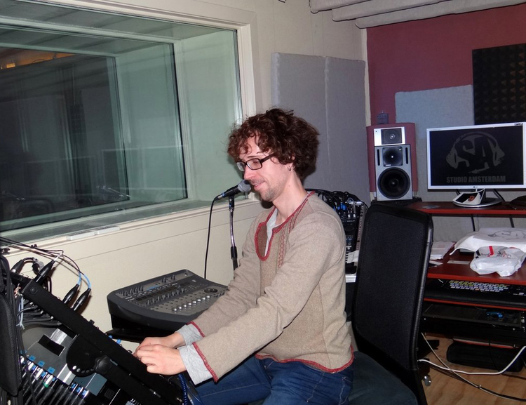 Niek de Wit achter zijn digitale mixer Foto: Annick van Ommeren-Marquer, november 2012 