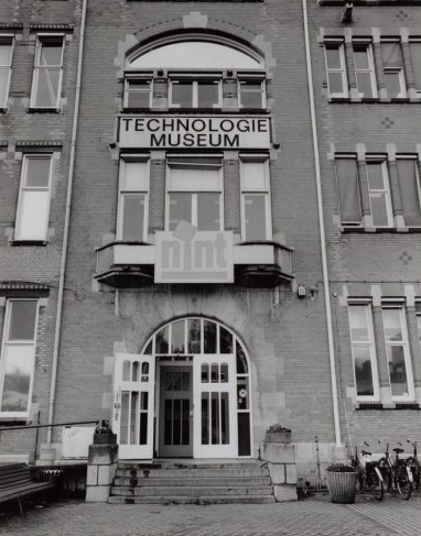 De ingang van technologiemuseum NINT. Tolstraat 129,  1996 Bron: beeldbank Stadsarchief Amsterdam<br />Foto: Martin Alberts 