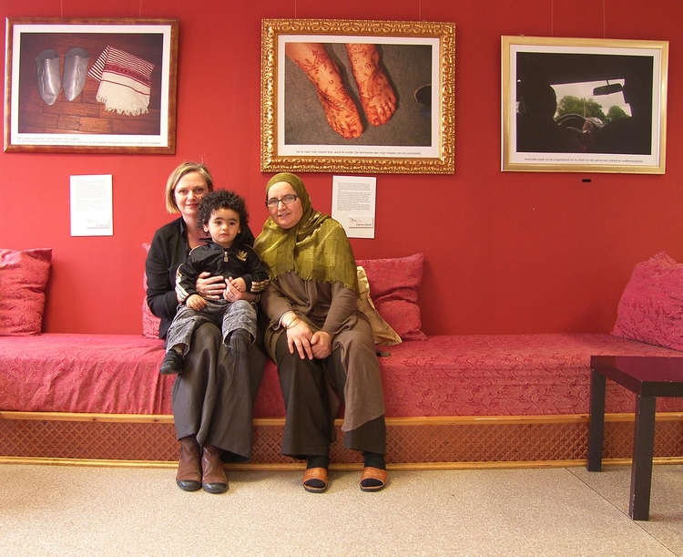 Renée de Zwart (links) en oprichtster van Nisa 4 Nisa Fatima Sabbah met kleinkind Noa Foto: Shirley Brandeis, maart 2009 