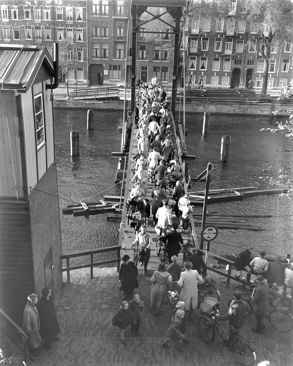 Noodbrug over de Kattensloot, Jacob Catskade, 14 oktober 1952 Foto Ben van Meerendonk / AHF, collectie IISG, Amsterdam 
